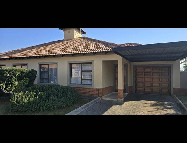 3 BEDROOM TOWNHOUSE FOR SALE IN SINOVILLE